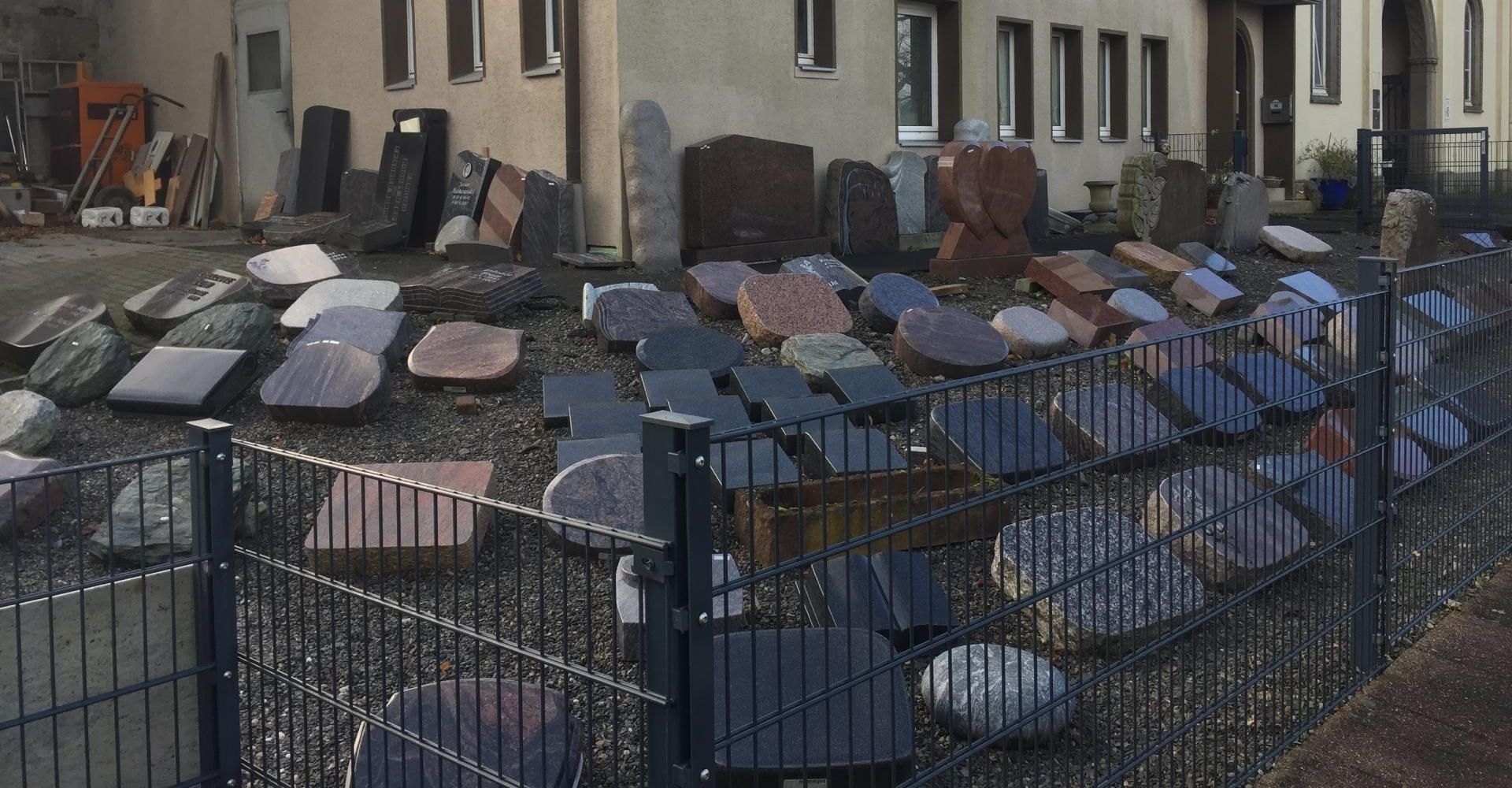 Bild verschiedener Grabsteine, vor dem Laden verteilt