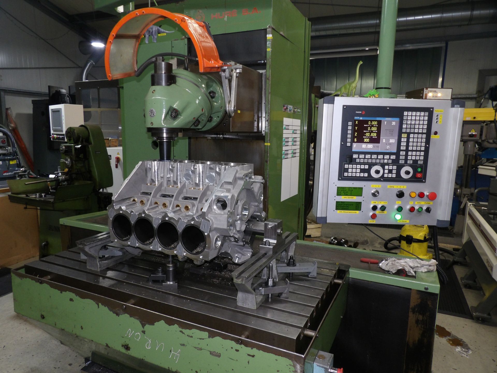 Der Motorblock wird in einer Werkstatt auf einer CNC-Fräsmaschine bearbeitet.