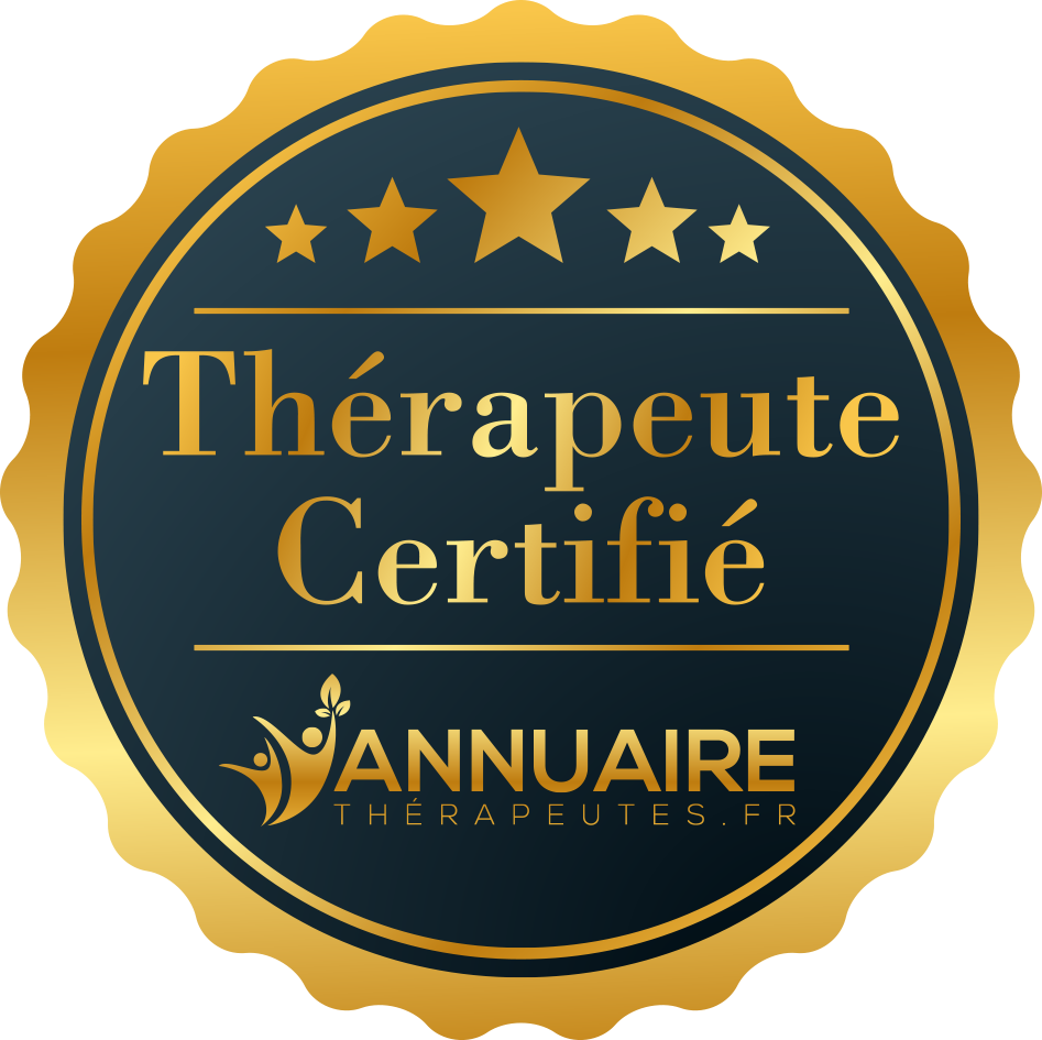 Personne assise, mains jointes, face à une personne floue lors d'une séance de thérapie. Chaises jaunes, éclairage tamisé.