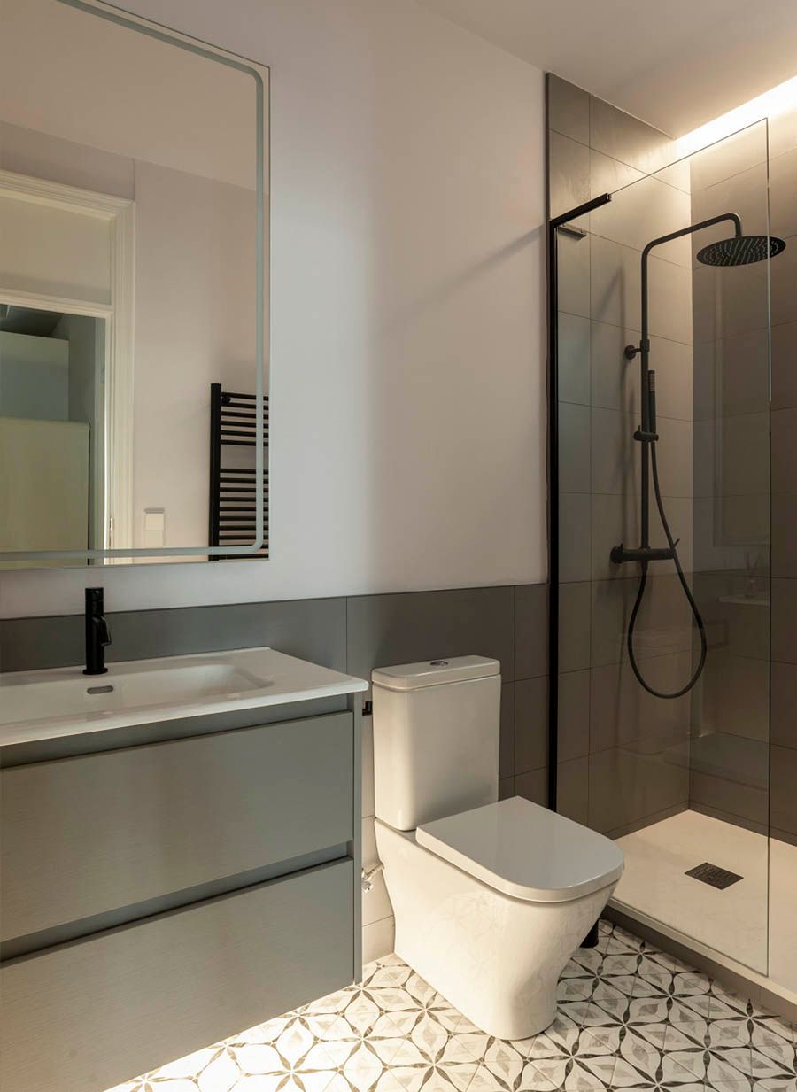 Un baño con inodoro, lavabo y ducha.