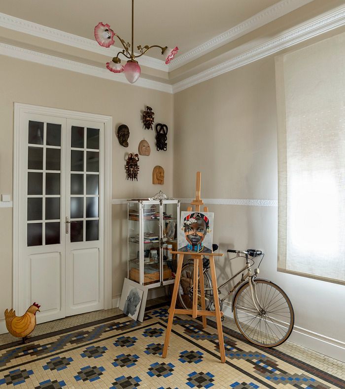 Una habitación con una bicicleta y un caballete dentro.