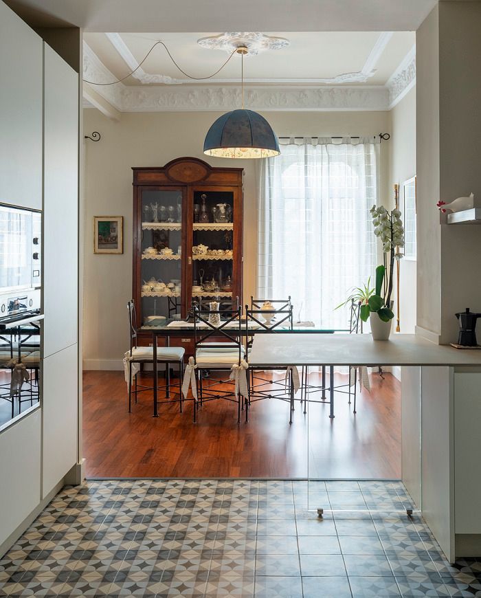 Una cocina que conduce a un comedor con mesa y sillas.