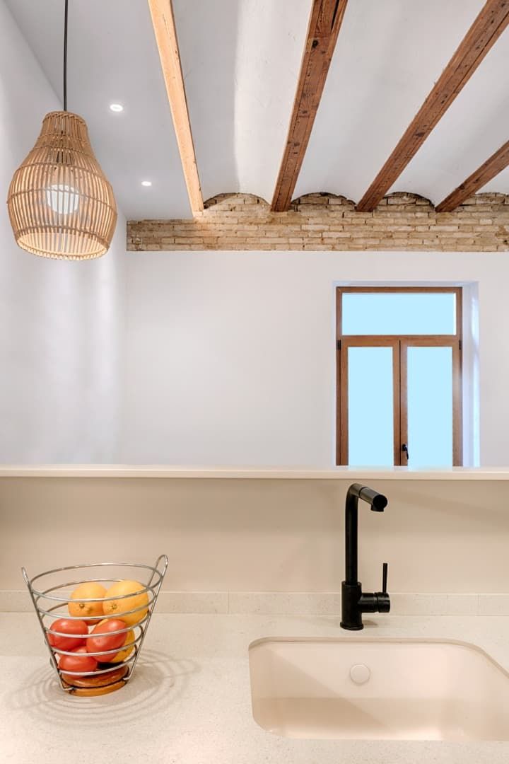 Una sala de estar con vista al mar.