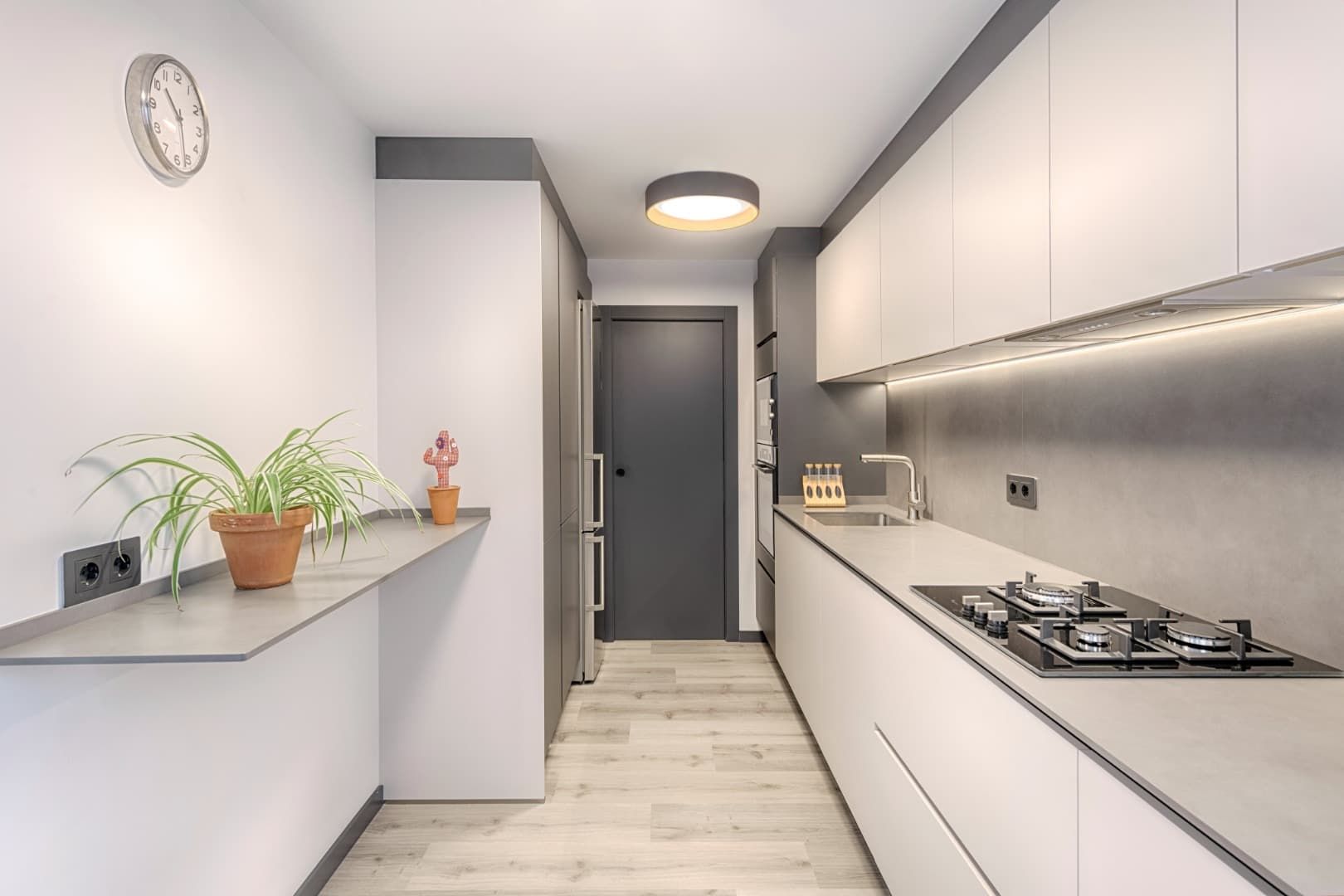 Un baño con un lavabo y un espejo en la pared.