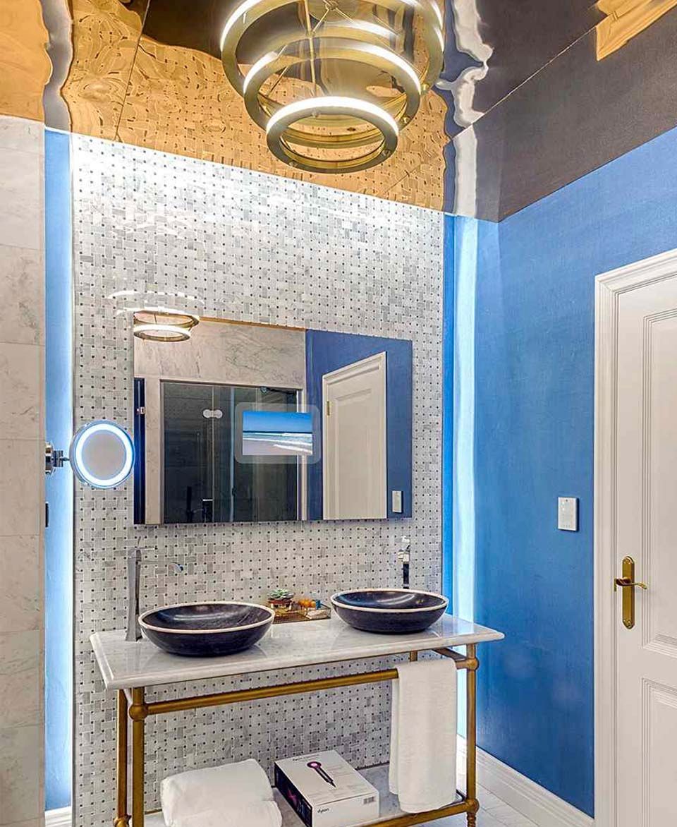 Un baño con dos lavabos y un espejo.