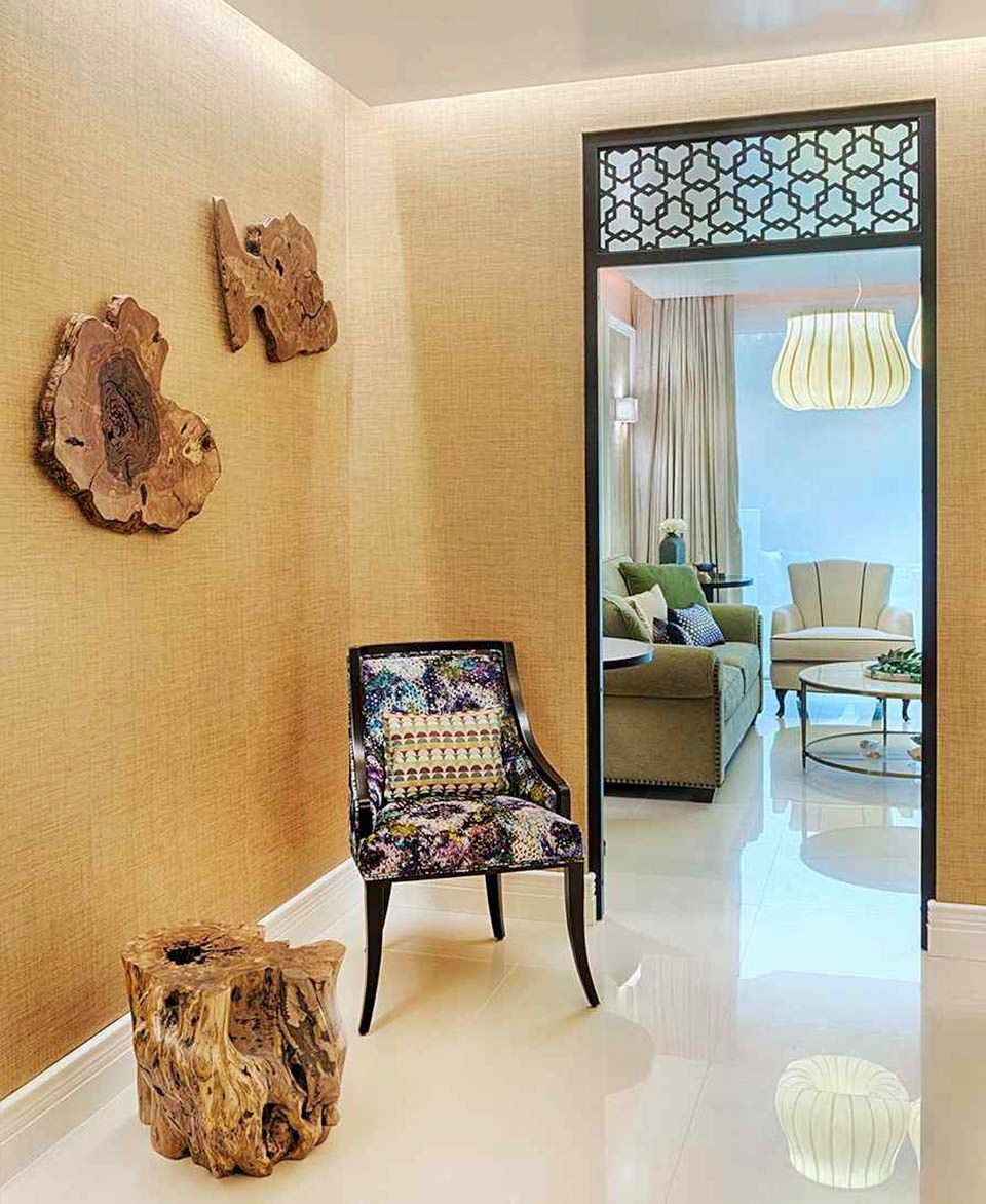 Una sala de estar con un sofá, una silla, una mesa y un tocón.