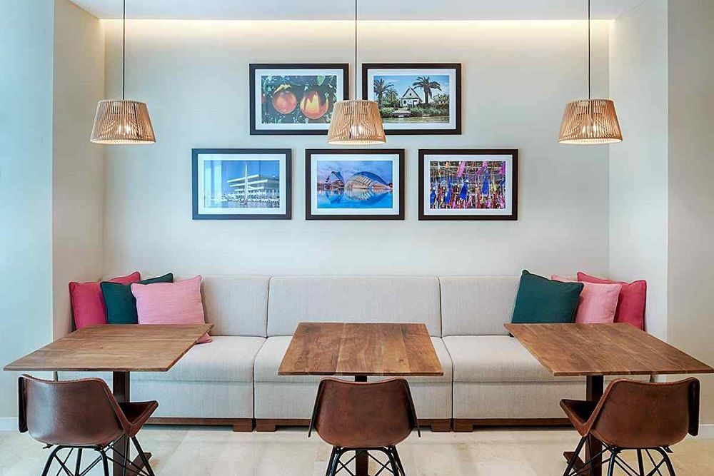 Una sala de estar con sofá, mesas y sillas.