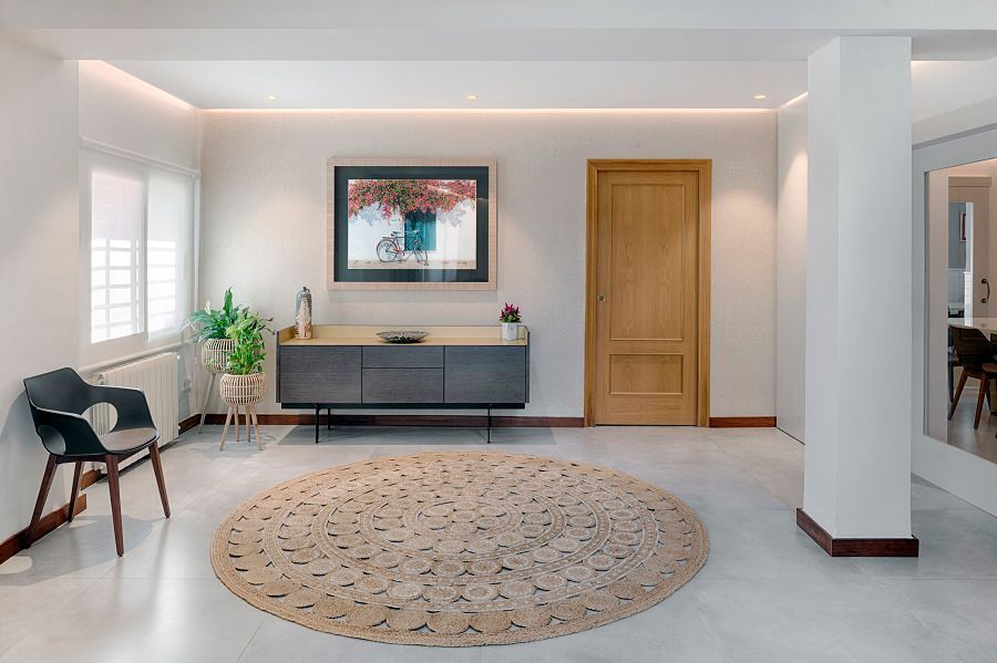 Hay una alfombra redonda en el medio de la habitación.