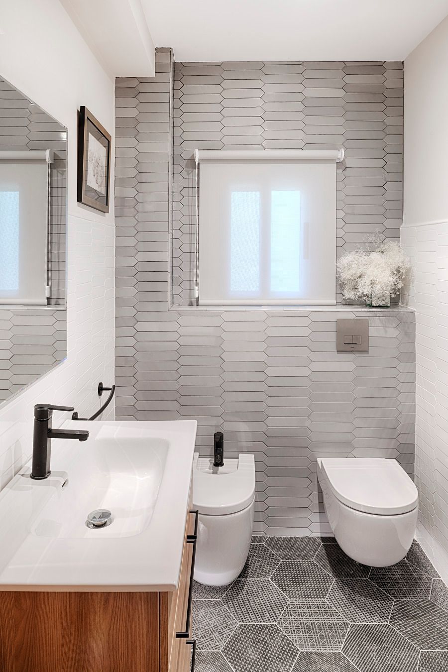 Un baño con lavabo, inodoro, bidé y espejo.