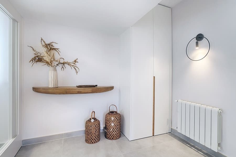 Una habitación con un estante, linternas y un radiador.