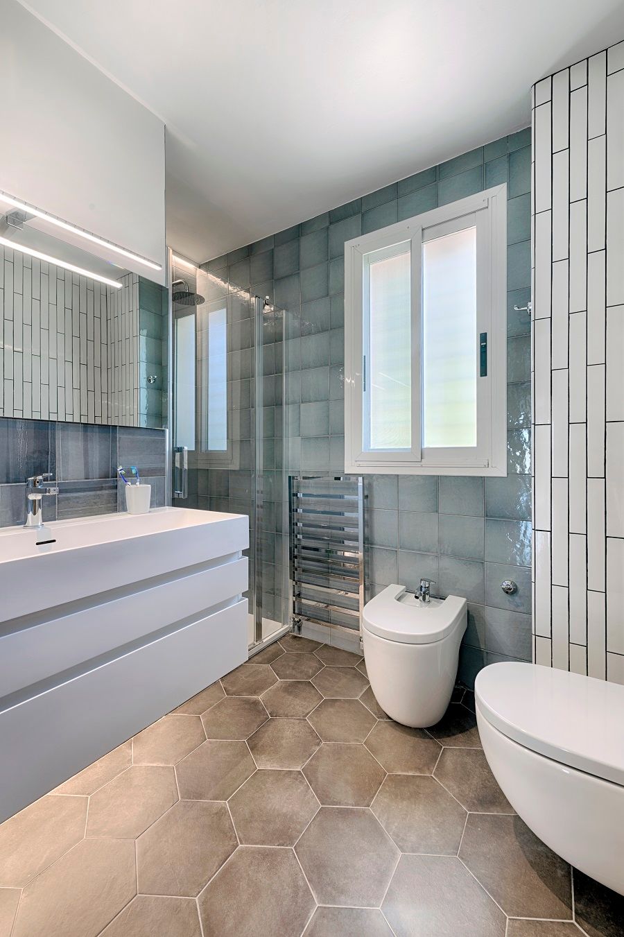 Un baño con inodoro, lavabo y ducha.