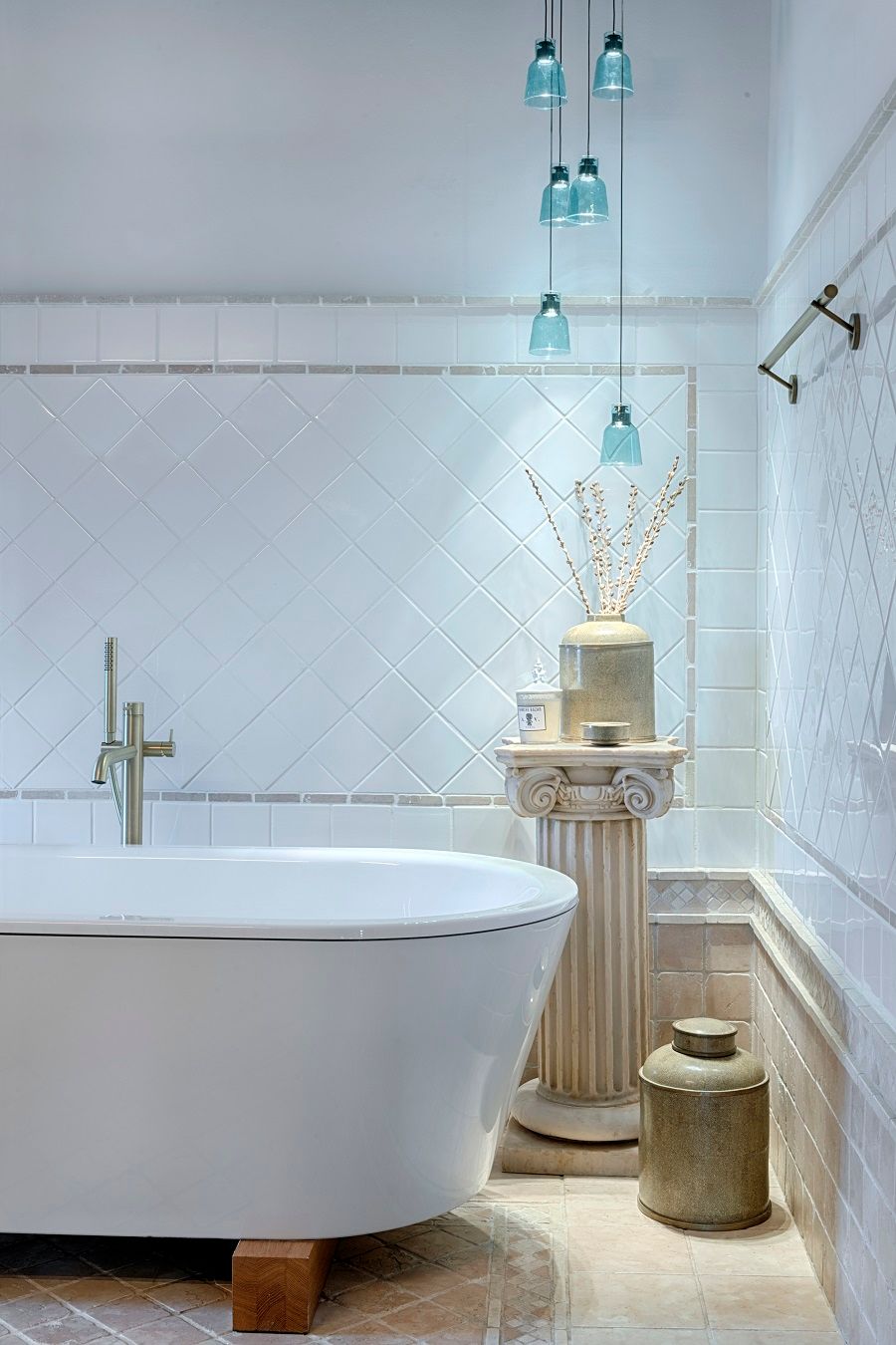 Hay una bañera en el medio del baño.