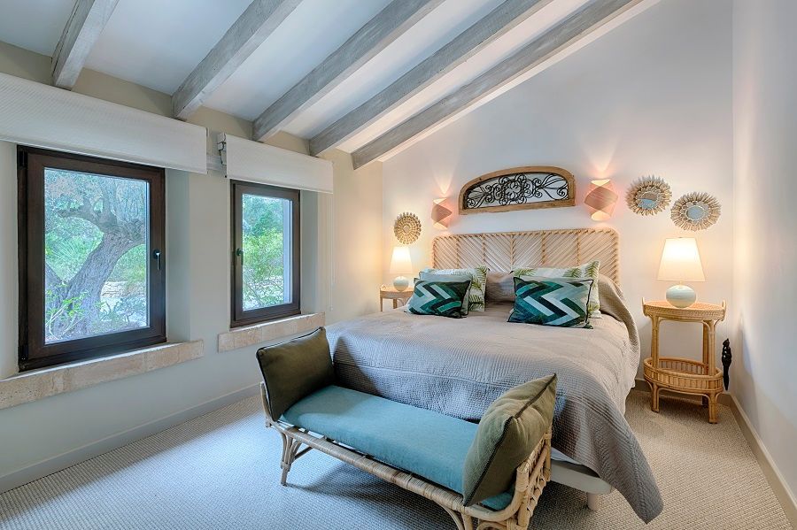 Un dormitorio con una cama king size y un banco.