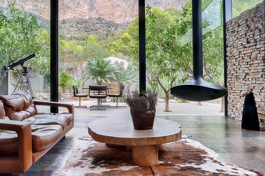 Una sala de estar con sofá, mesa de café y chimenea.