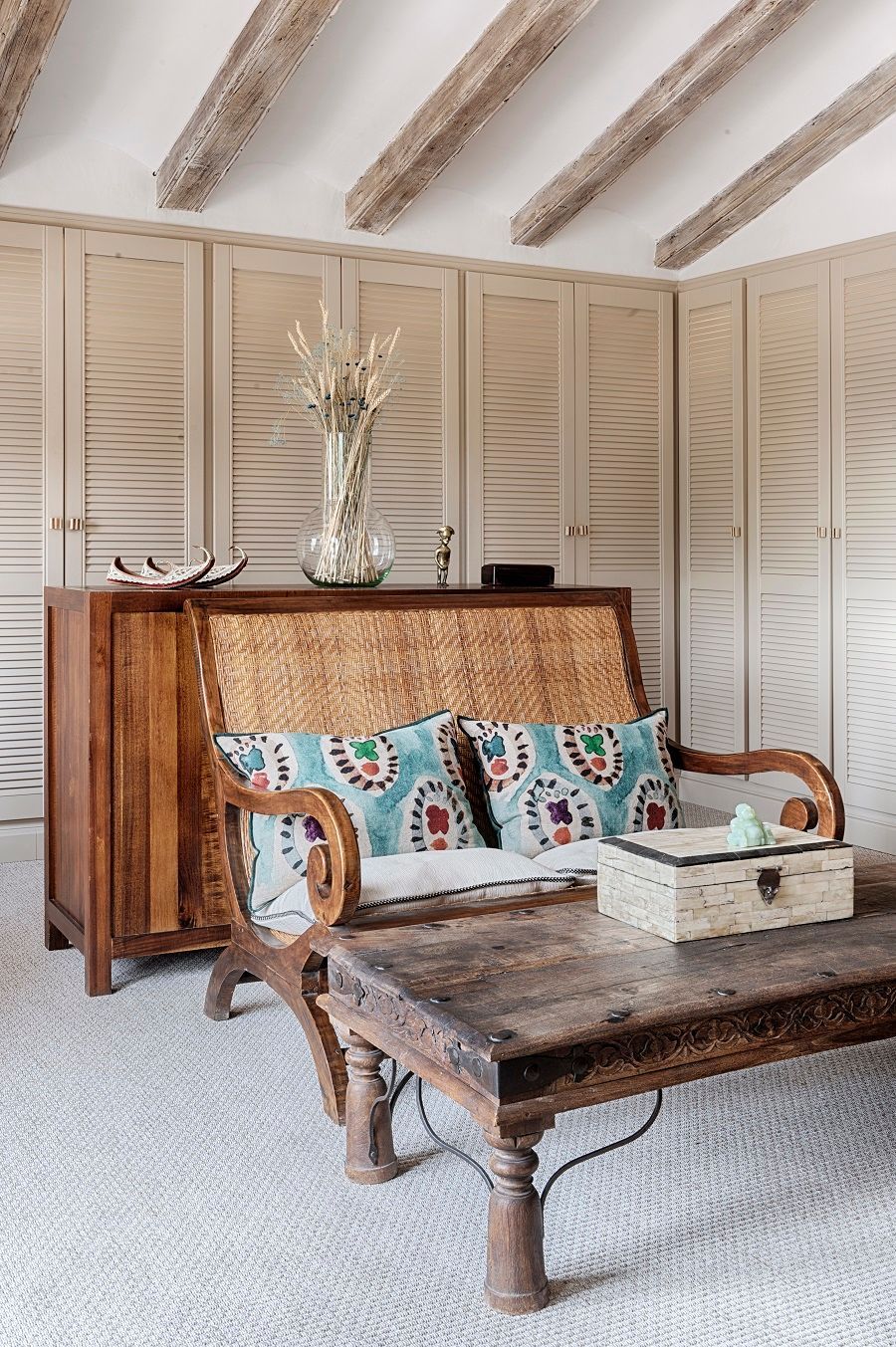 Una sala de estar con un sofá de madera y una mesa de café de madera.