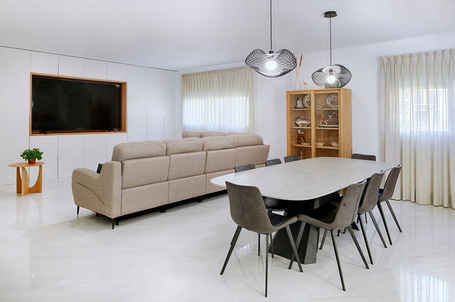 Una sala de estar con sofá, mesa y sillas.