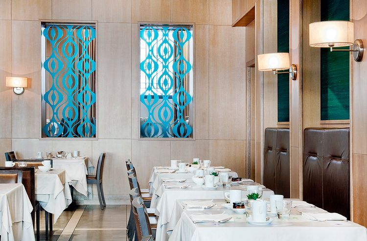 Un comedor con mesas y sillas y una ventana.