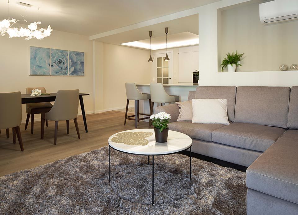 Una sala de estar con un sofá y una mesa de café.