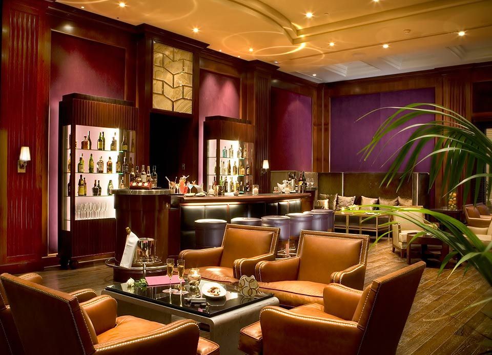 Una gran sala con un bar y sillas.