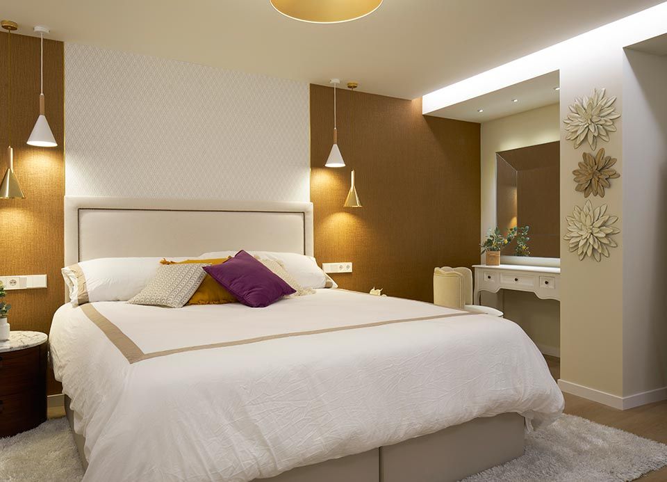 Un dormitorio con una cama tamaño king y una almohada morada encima.