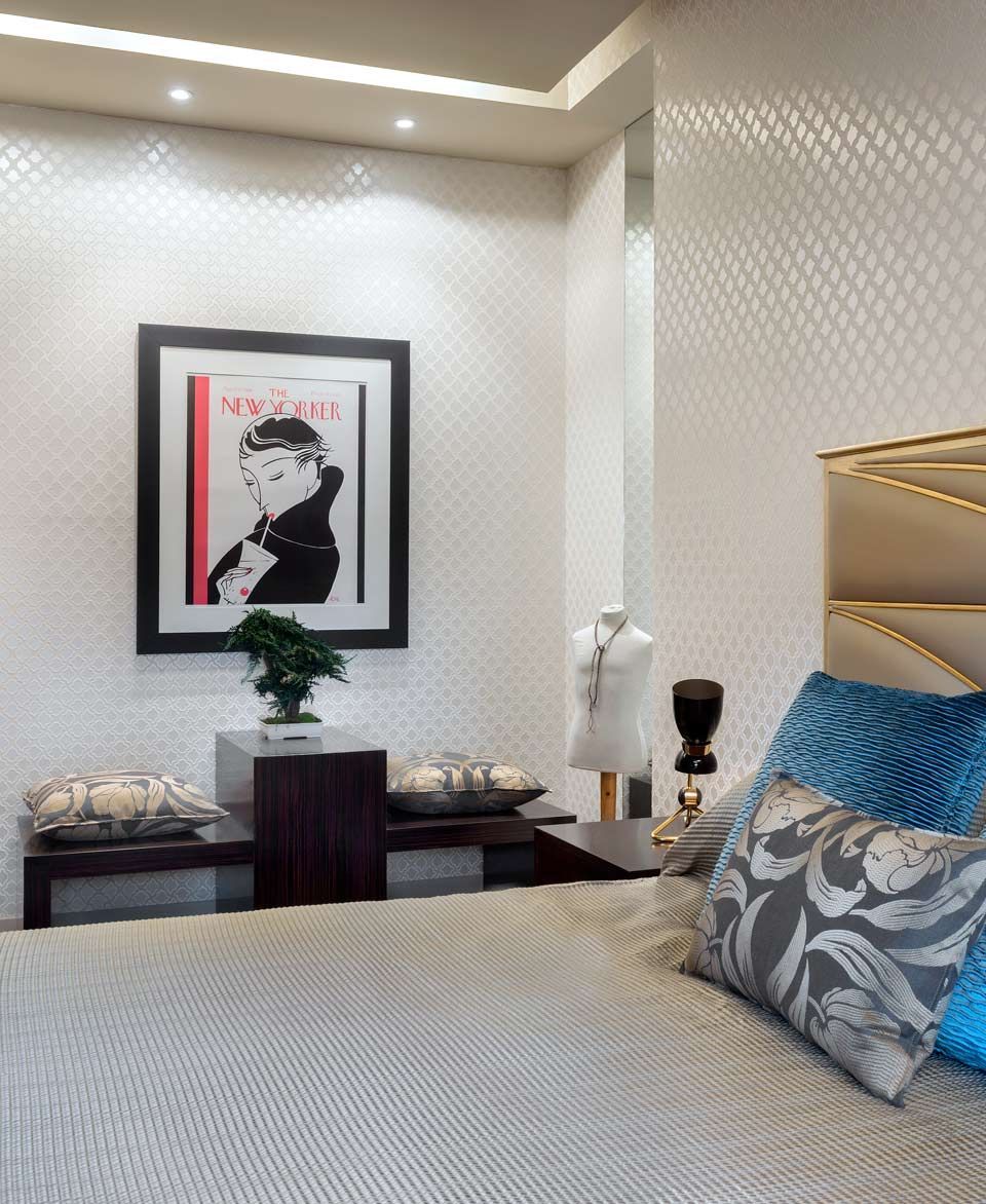 Un dormitorio con una cama y un cuadro en la pared.