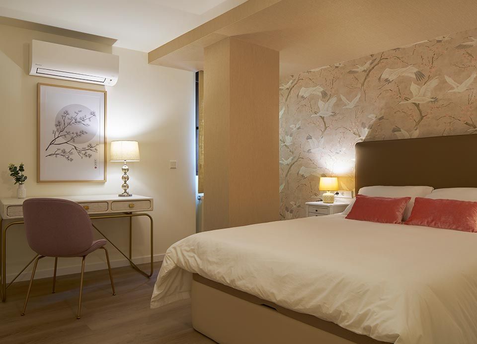 Un dormitorio con una cama, escritorio y silla.