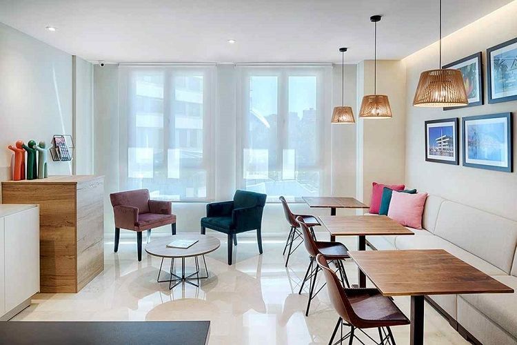 Una sala de estar con mesas y sillas y un sofá.