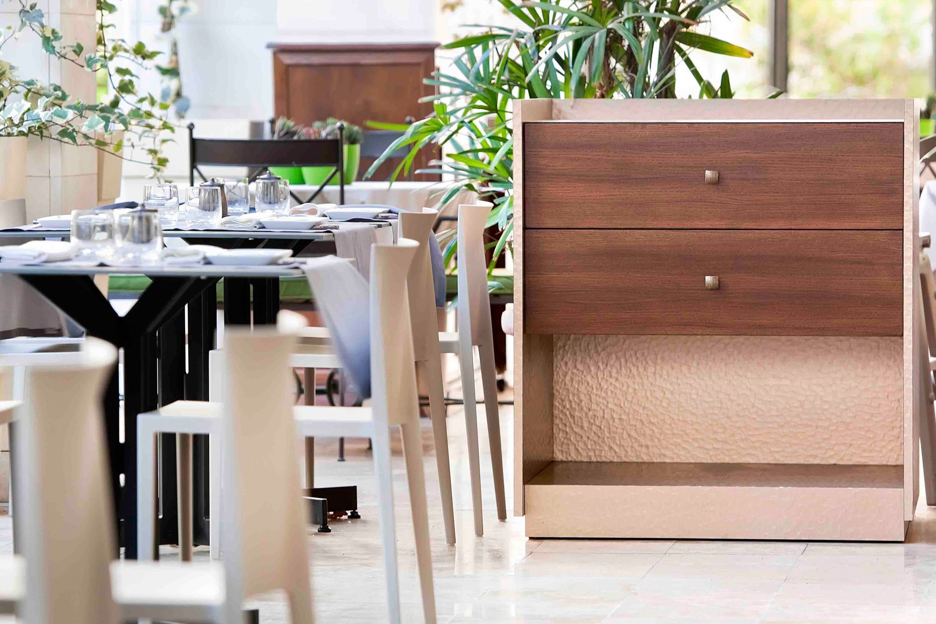 Un restaurante con mesas y sillas y un aparador de madera.