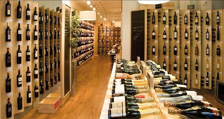 Una tienda llena de muchas botellas de vino