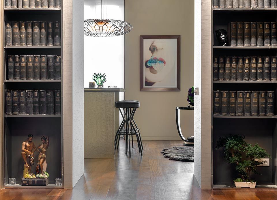 Una estantería con una foto de una mujer.