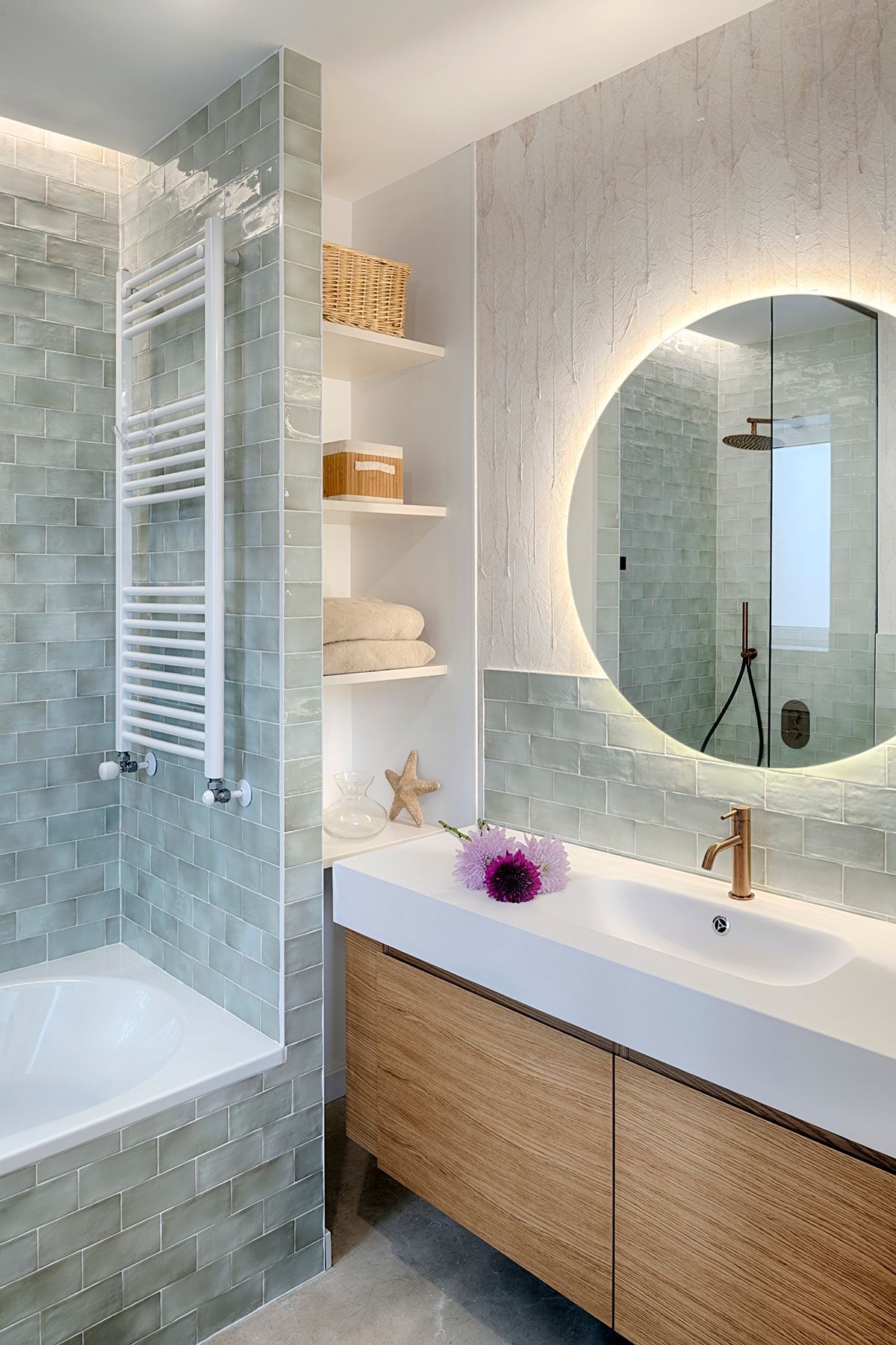 Un baño con lavabo, espejo y bañera.