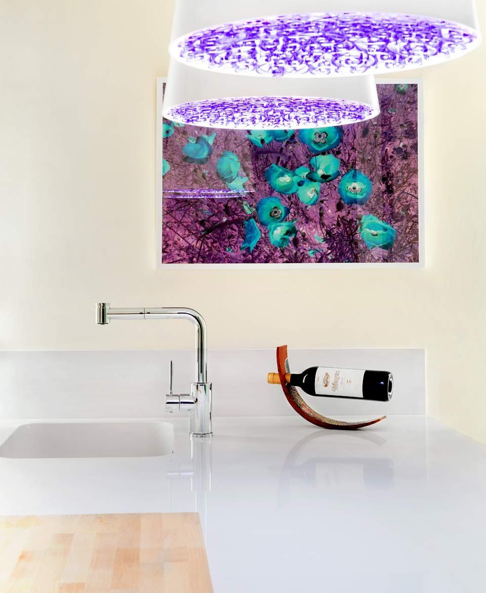 Una botella de vino está sobre un estante en una cocina.