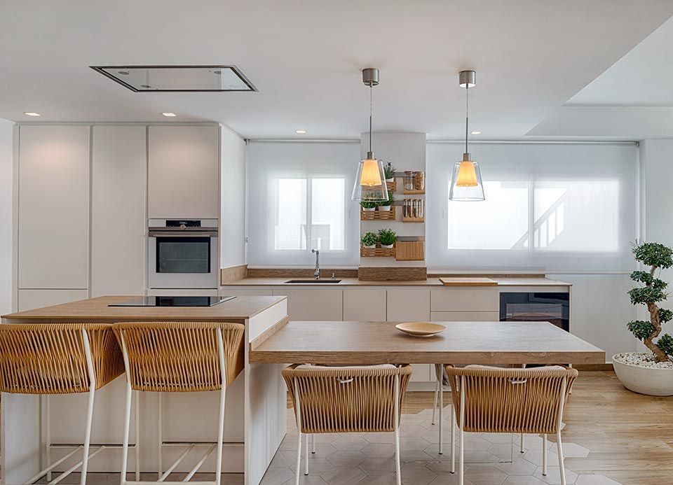 Una cocina con una mesa y sillas.