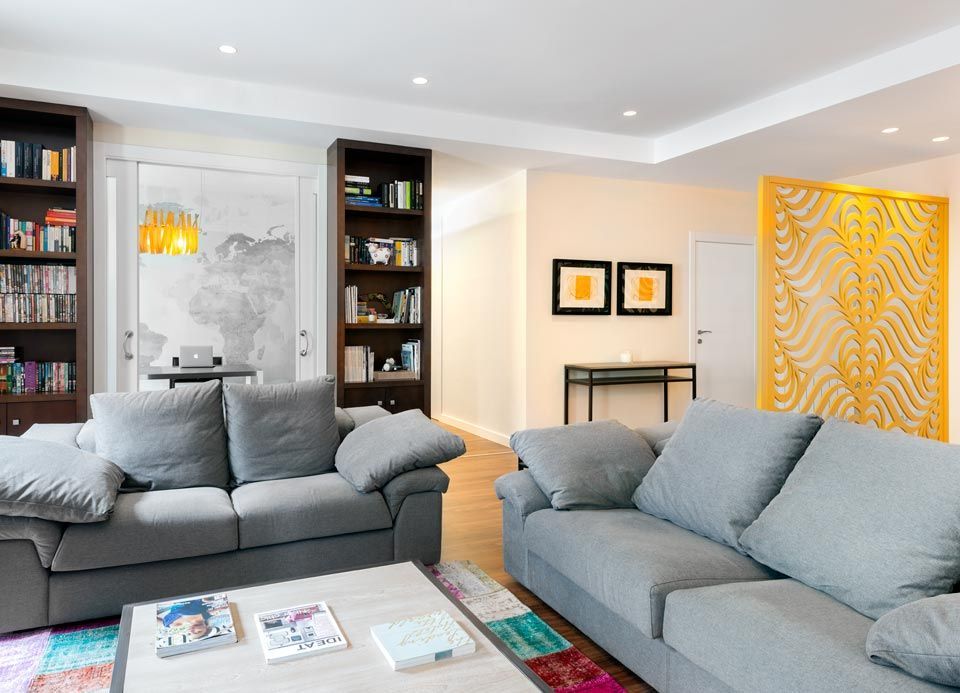 Una sala de estar con dos sofás y una mesa de café.