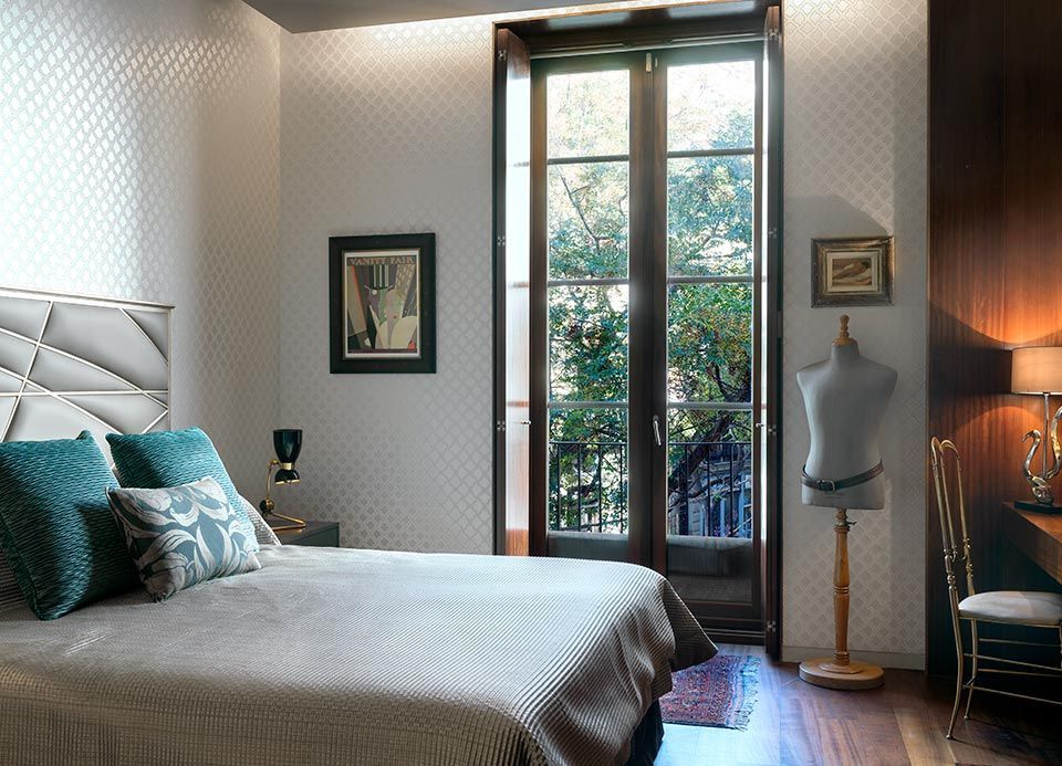 Un dormitorio con una cama grande y una ventana.