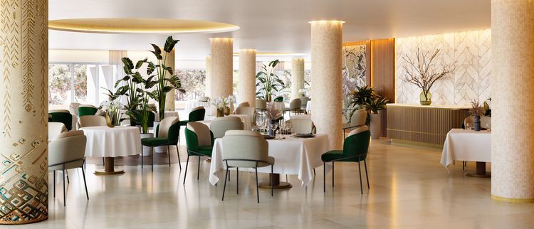 Un gran comedor con mesas y sillas en un restaurante.