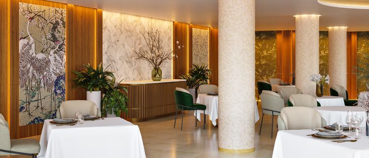 Un gran comedor con mesas y sillas y un cuadro en la pared.