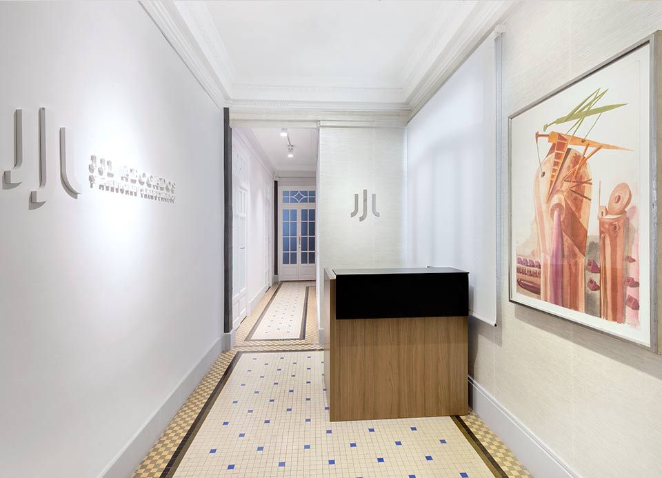 Un pasillo con un escritorio de madera y un cuadro en la pared.