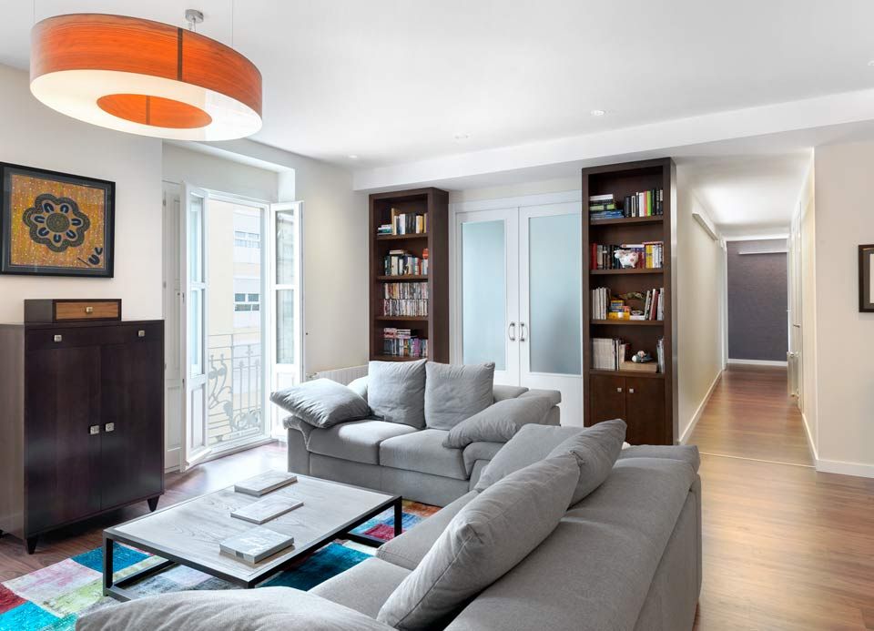 Una sala de estar con un sofá y una mesa de café.