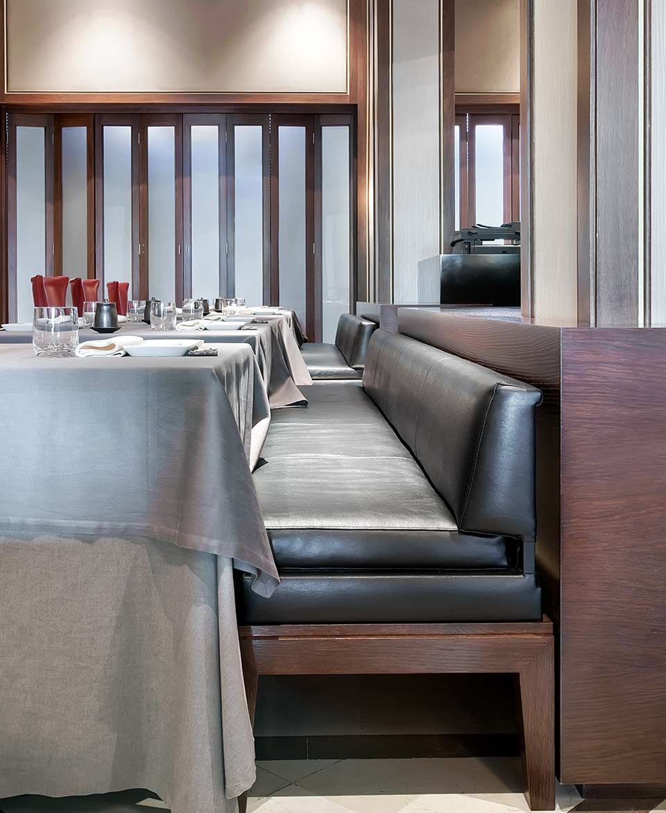 Un restaurante con mesas y sillas y un sofá.