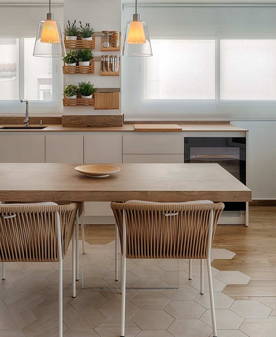 Una cocina con una mesa y sillas.