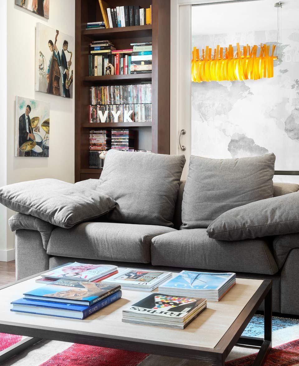 Una sala de estar con un sofá y una mesa de café.