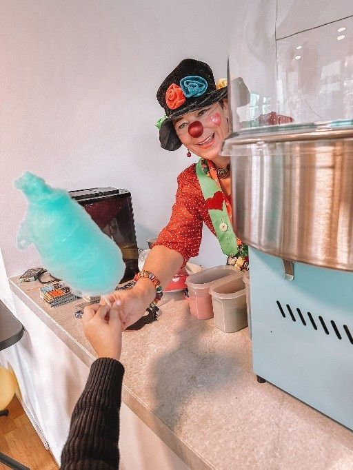 Clownin von der Gigeli GmbH an einem Zuckerwatte-Stand