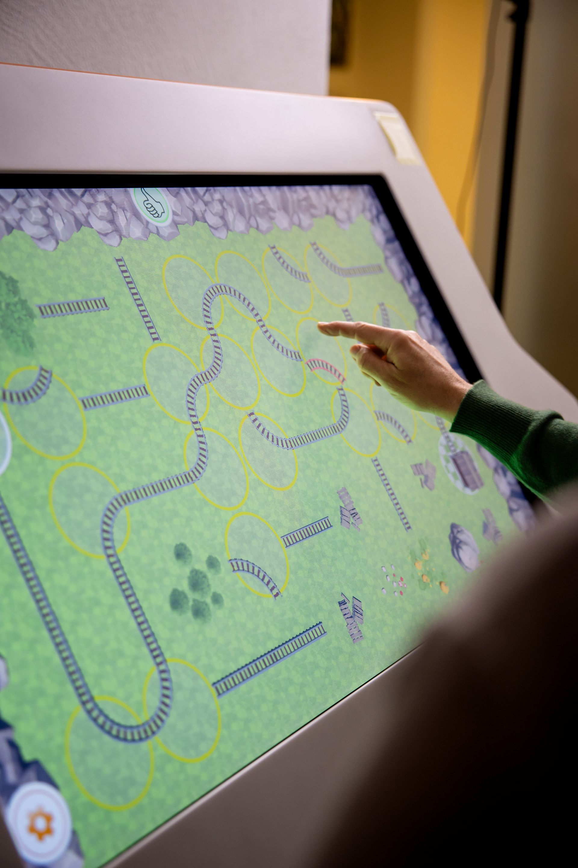 Die Hand einer Person befindet sich in einer weissen Handgelenkbandage und wird von den Händen einer anderen Person gestützt. Innenaufnahme, möglicherweise medizinischer Bereich.