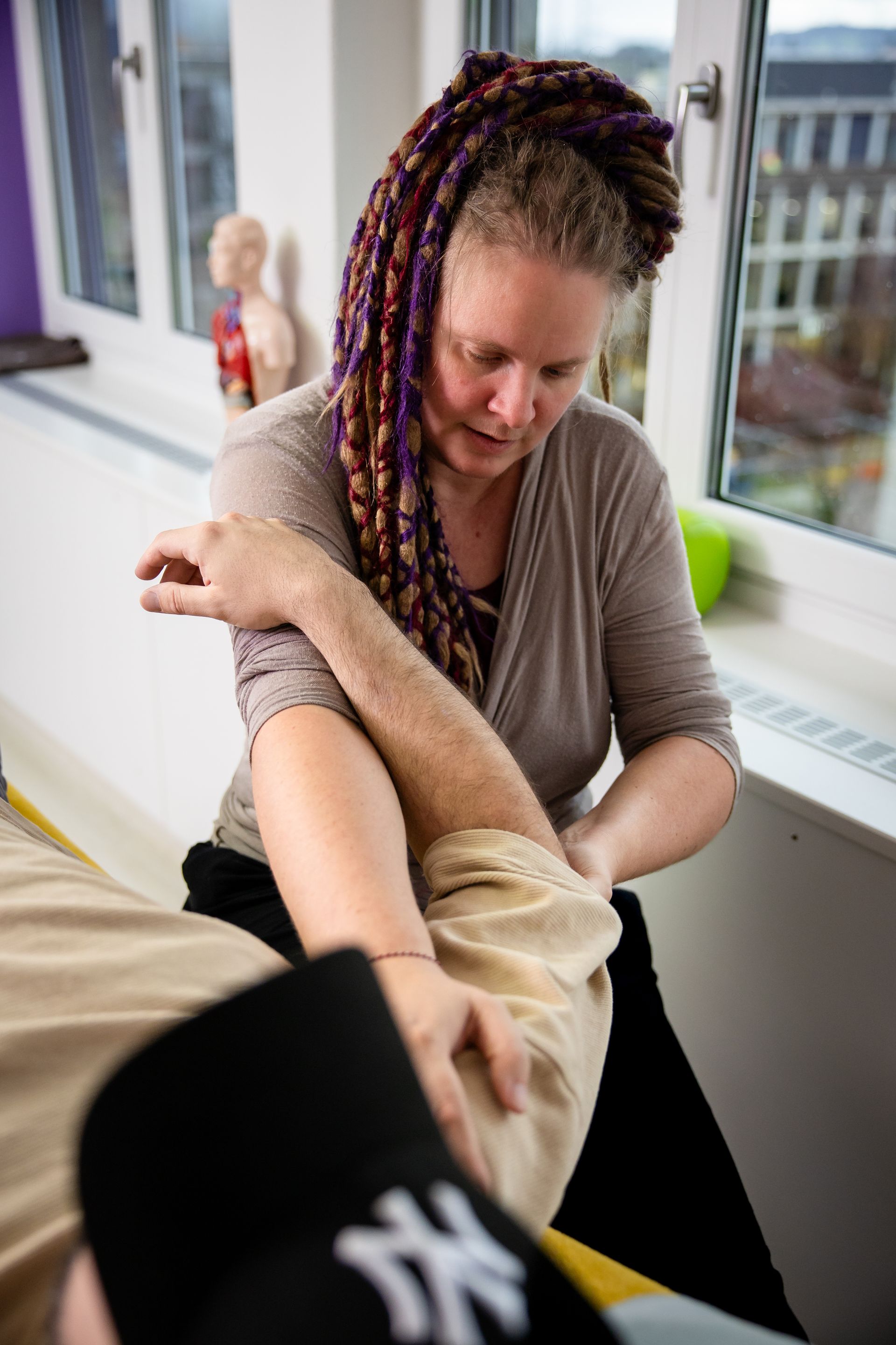 Hände, die auf einer weissen Oberfläche massiert werden.