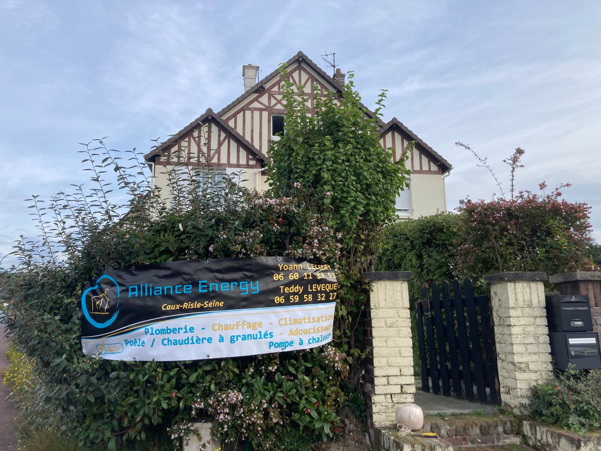 Maison avec une banderole Alliance Energy