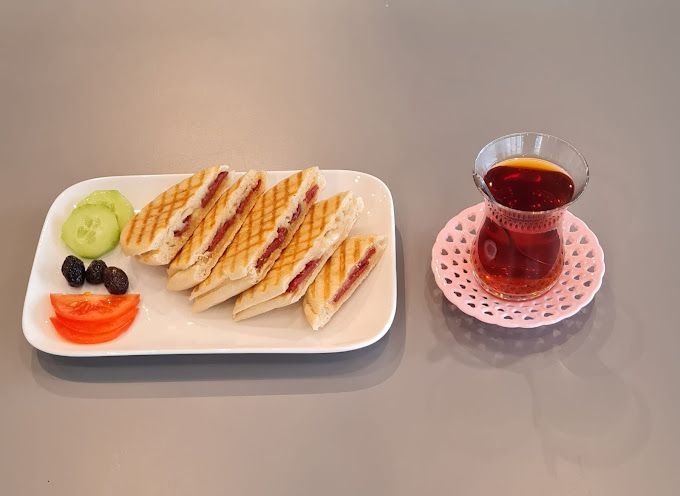 Un panini et une boisson turque