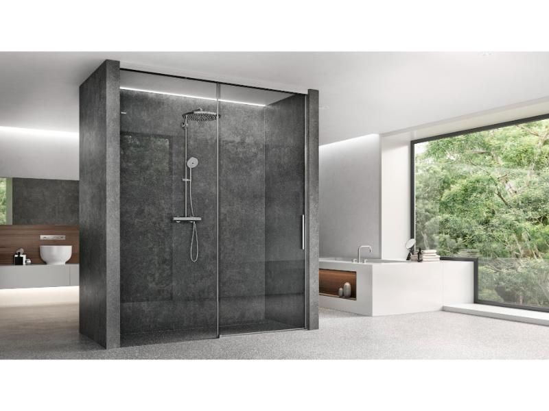 AB Glasbau GmbH – ebenerdige Dusche mit Glaswand und grauen Fliesen