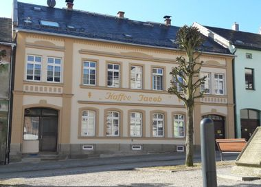 Maler - Ausbau und Anstrich GmbH Sessel und Kommode