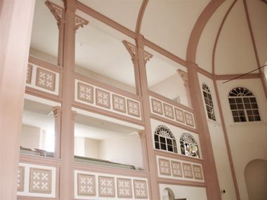 Maler - Ausbau und Anstrich GmbH Person verputzt eine Wand